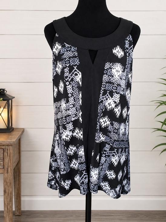 Jules & Leopold Tops - Jules & Leopold Geometric Black and White Patterned Keyhole Neck Top